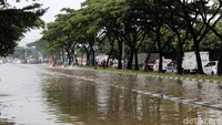 Akibat adanya genangan ini lalu lintas dari arah Kiaracondong menuju Cibiru, Kota Bandung tersendat.