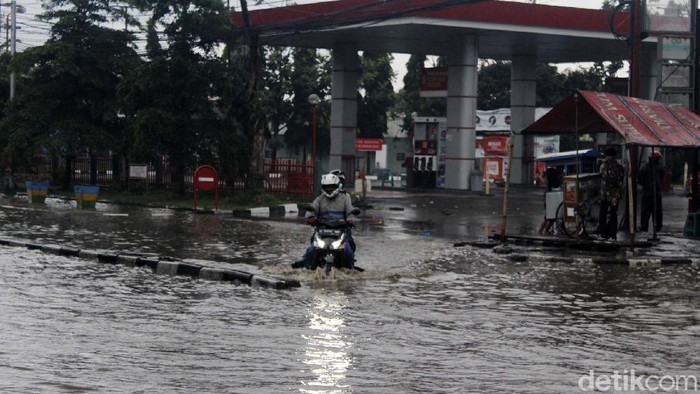 Hujan deras mengguyur Bandung sekitar pukul 12.30 WIB. Akibatnya genangan air setinggi paha orang dewasa merendam perempatan Gedebage, Bandung.