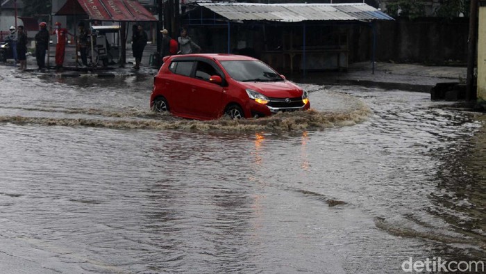 Hujan deras mengguyur Bandung sekitar pukul 12.30 WIB. Akibatnya genangan air setinggi paha orang dewasa merendam perempatan Gedebage, Bandung.