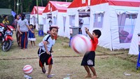 Sebanyak 6.573 orang pengungsi yang tersebar di 126 titik beraktivitas di tempat pengungsian sambil menunggu proses relokasi.  