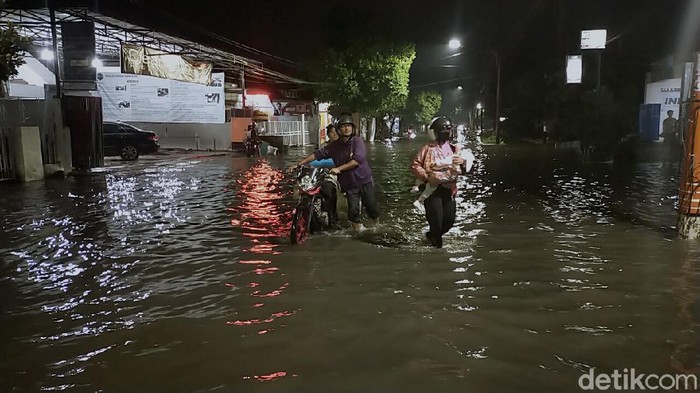 Hujan deras mengguyur Surabaya disertai angin kencang, petang tadi. Banjir terjadi di sejumlah ruas jalan, salah satunya di Jalan Ketintang Madya.