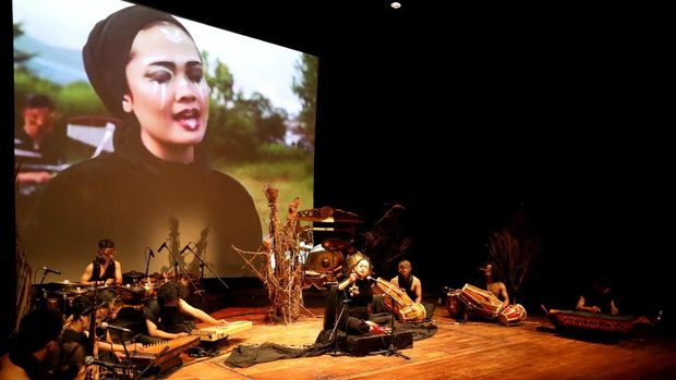 Pengambilan gambar komunitas musik tradisional yang berasal dari Sumedang, Jawa Barat, Jayadwara Percussion pada acara International Ethnic Music Festival 2021 di Teater Kecil, 15/09/2021.  Acara akan disiarkan melalui kanal Youtube Dewan Kesenian Jakarta pada festival yang berlangsung dari 24-26 September.(Foto : Eva Tobing)