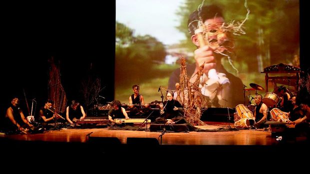 Pengambilan gambar komunitas musik tradisional yang berasal dari Sumedang, Jawa Barat, Jayadwara Percussion pada acara International Ethnic Music Festival 2021 di Teater Kecil, 15/09/2021.  Acara akan disiarkan melalui kanal Youtube Dewan Kesenian Jakarta pada festival yang berlangsung dari 24-26 September.(Foto : Eva Tobing)