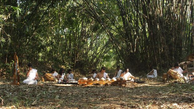 Jayadwara Percussion (JDP) saat mempersiapkan untuk pentas pada event Bahana Benua Raja, Indonesian World Music Series di Kutai Kartanegara 2021.