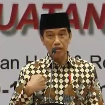 Presiden Jokowi menunjuk dirinya sendiri.