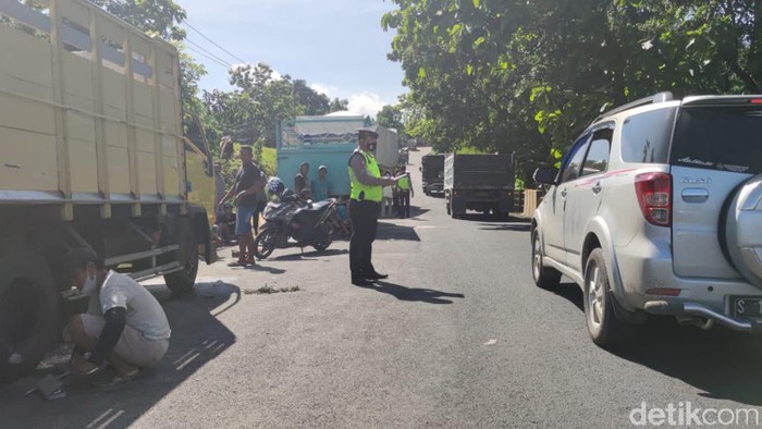 Kecelakaan maut terjadi di Lamongan. Dump truk yang sedang mogok tertabrak dari belakang oleh truk di jalan jurusan Babat-Jombang.