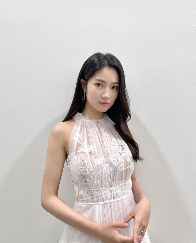 Kim Hye Yoon tiba di red carpet MAMA 2021 bersama pemain drama Korea The Penthouse 3, Kim Young Dae. Aktris yang populer lewat drama Korea Extraordinary You itu memakai gaun sleeveless transparan. Foto: dok Instagram sidushq_star