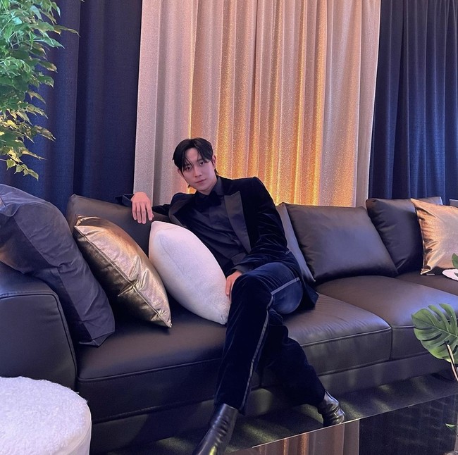 Inilah penampilan Kim Young Dae yang menunggu di ruang tunggu MAMA 2021. Pemeran Joo Seok Hoon itu memakai setelan jas beludru berwarna biru dongker. Foto: dok Instagram youngdae0302