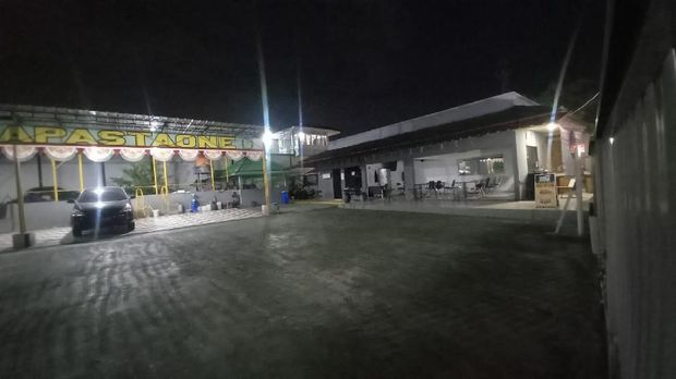 Pencucian mobil di area depan pelataran Lapas Kelas I Tangerang, Minggu (12/12/2021).