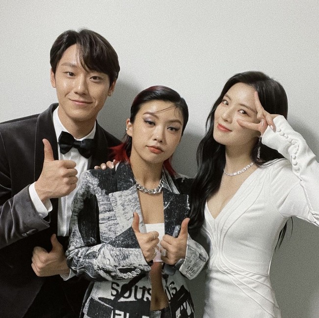 Lee Sun Bin membagikan potretnya bersama Lee Do Hyun dan Aiki dari acara survival Street Woman Fighter. Pemain drama Korea Work Later Drink Now itu terlihat memesona memakai gaun panjang.Foto: dok Instagram sunbin_eyesmag