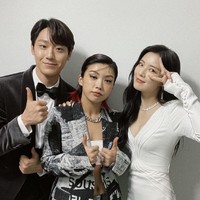 Lee Sun Bin membagikan potretnya bersama Lee Do Hyun dan Aiki dari acara survival Street Woman Fighter. Pemain drama Korea Work Later Drink Now itu terlihat memesona memakai gaun panjang.Foto: dok Instagram sunbin_eyesmag