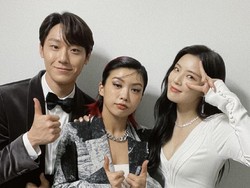 Adu Gaya 8 Artis Korea di MAMA 2021, Tiffany Young Pakai Baju Transparan