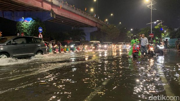 Pantauan detikcom di Jalan Ahmad Yani, ada genangan setinggi 5 cm. Kemudian di bawah Jembatan Mayangkara, tepatnya di depan Rumah Sakit Islam (RSI), genangan air juga ada.