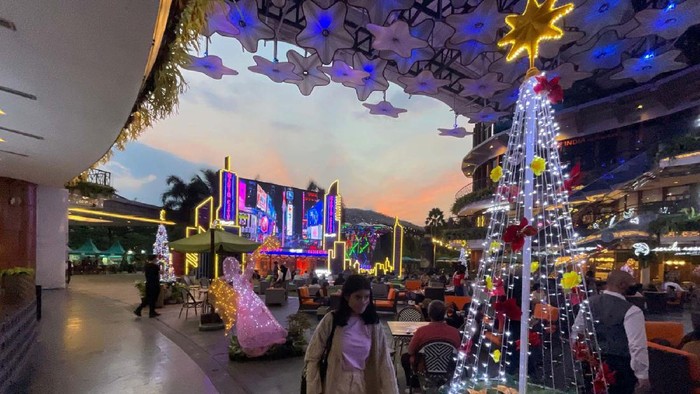 Mal Mulai Berhias Pernak-pernik Natal Pernak-pernik Natal mulai menghiasi sejumlah mal di Jakarta. Salah satunya Lippo Mall Kemang yang mengusung tema