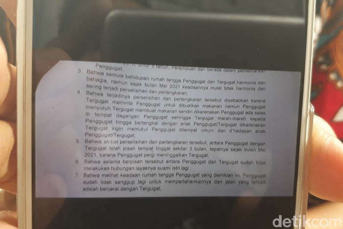 Mantan anggota DPRD Kota Pasuruan digugat cerai istrinya karena masalah makanan. Sang istri menggugat cerai setelah suaminya marah karena ia menolak memasakkan mi instan dan kopi.