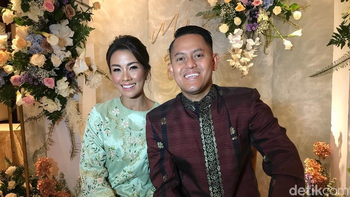 Melanie Putria Melanie Putria dilamar ditanggal cantik.