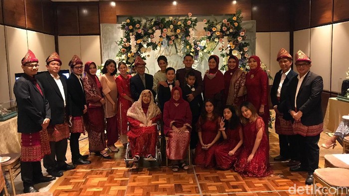 Melanie Putria dilamar ditanggal cantik.