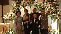 Dalam waktu hitungan bulan, akhirnya Melanie Putria mengiyakan lamaran tersebut dan akhir pekan lalu prosesi terjadi. Dua keluarga bertemu.  Foto: Hanif/detikHOT