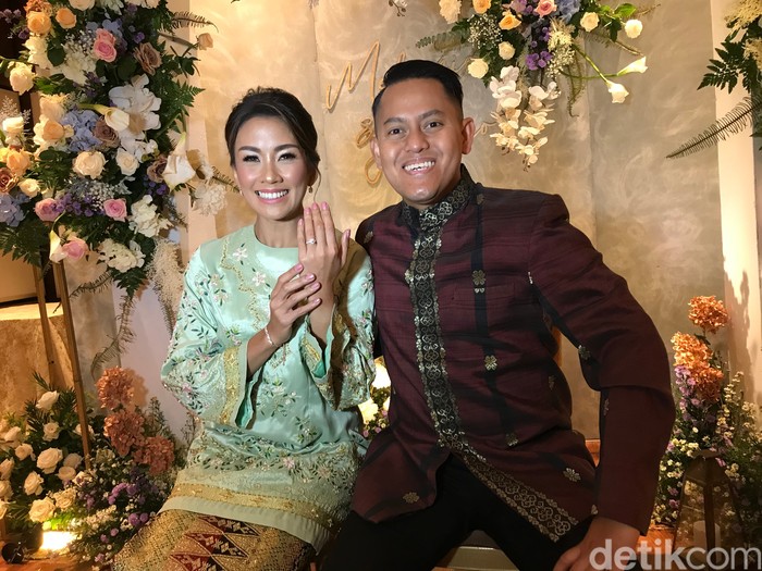 Melanie Putria Melanie Putria resmi dilamar kekasihnya.