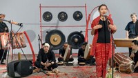 Satya nampak memiiki masalah dengan laki-laki. Ketika gejala ini menyembul dari bawah sadarnya yang terdalam, luka kejiwaan dari seorang wanita ini menuntut balas dalam bentuk lukisan 2 dimensional.