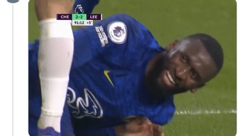 Penalti di menit akhir pertandingan, bikin Tim Biru London menang lawan Leeds United. Foto: Internet