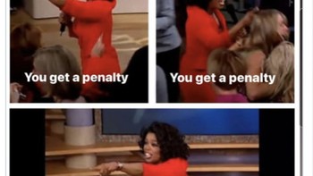 Penalti yang uniknya datang bersamaan itu dijadikan meme oleh netizen. Foto: Internet