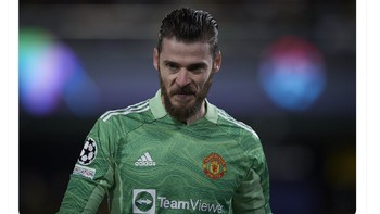 David De Gea banyak dipuji musim ini. Ia dinilai berperan krusial menyelamatkan banyak poin bagi MU. Foto: Twitter