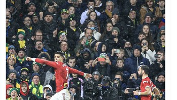 Terekam dalam momen yang dibagikan di Twitter ini, fans Norwich mengabadikan selebrasi Ronaldo usai ia mencetak gol. Foto: Twitter