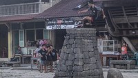 Desa Bawomataluo menyimpan sebuah tradisi yang masih terjaga kelestariannya yaitu lompat batu atau Fahombo.  
