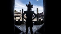 Ketika ritual Fahombo dilaksanakan, pemuda Nias akan mengenakan pakaian adat pejuang. Batu yang harus dilompati berbentuk seperti sebuah piramida dengan permukaan atas yang datar.  