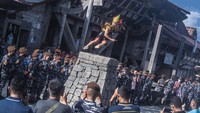 Tingginya kurang lebih dua meter, dengan lebar sekitar satu meter. Ketika melompat tidak diperbolehkan menyentuh batu, sebab jika kulit menyentuh batu, maka mereka dianggap belum berhasil. 