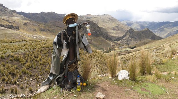 Orang-orangan sawah yang berpakaian seperti penambang berdiri di dekat kantor bekas tambang yang telah ditutup beberapa dekade terakhir di kota hantu Santa Barbara, Peru. Orang-orangan sawah yang berpakaian seperti penambang berdiri di dekat kantor bekas tambang yang telah ditutup beberapa dekade terakhir di kota hantu Santa Barbara, Peru.