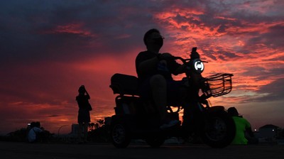 Menyaksikan Matahari Tenggelam di Pantai Maju Jakarta