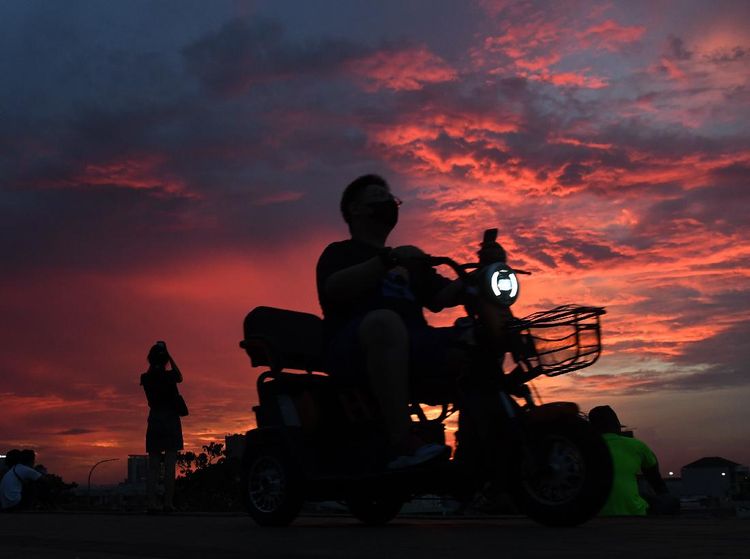 Menyaksikan Matahari Tenggelam di Pantai Maju Jakarta