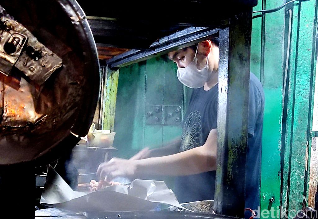 Mie Hengky, Mie Kering Kuah Kental Legendaris di Makassar
