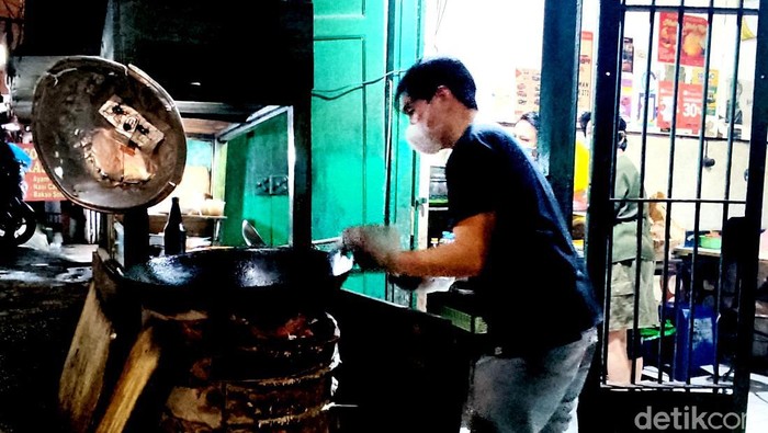 Mie Hengky, Mie Kering Kuah Kental Legendaris di Makassar