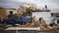 Tornado yang menerjang Mayfield telah bergemuruh di tanah sejauh lebih dari 200 mil di Kentucky dan sejauh 227 mil secara keseluruhan, kata Beshear.