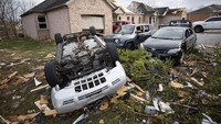 Sebuah mobil terbalik setelah disapu tornado dahsyat di pada Jumat (10/12) malam waktu setempat.