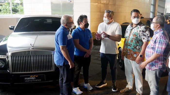 Mobil-mobil Mewah Ini Goda Nasabah Kelas Kakap Mobil premium seperti Porsche, Rolls Royce, BMW, mejeng di Four Seasons Hotel Jakarta. Mobil-mobil ini dipamerkan dalam acara 'Coffee & Drive with MUF Premium'