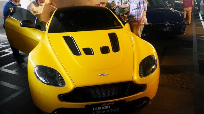 Mobil-mobil Mewah Ini Goda Nasabah Kelas Kakap Mobil premium seperti Porsche, Rolls Royce, BMW, mejeng di Four Seasons Hotel Jakarta. Mobil-mobil ini dipamerkan dalam acara 'Coffee & Drive with MUF Premium'