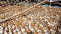 Harga lebih tinggi diberlakukan untuk kopra putih.ANTARA FOTO/Akbar Tado.