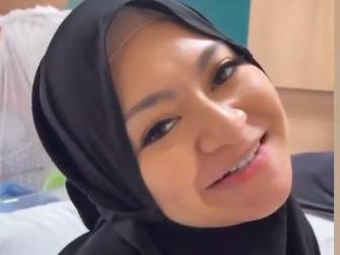 Nathalie Holscher melahirkan anak pertama.
