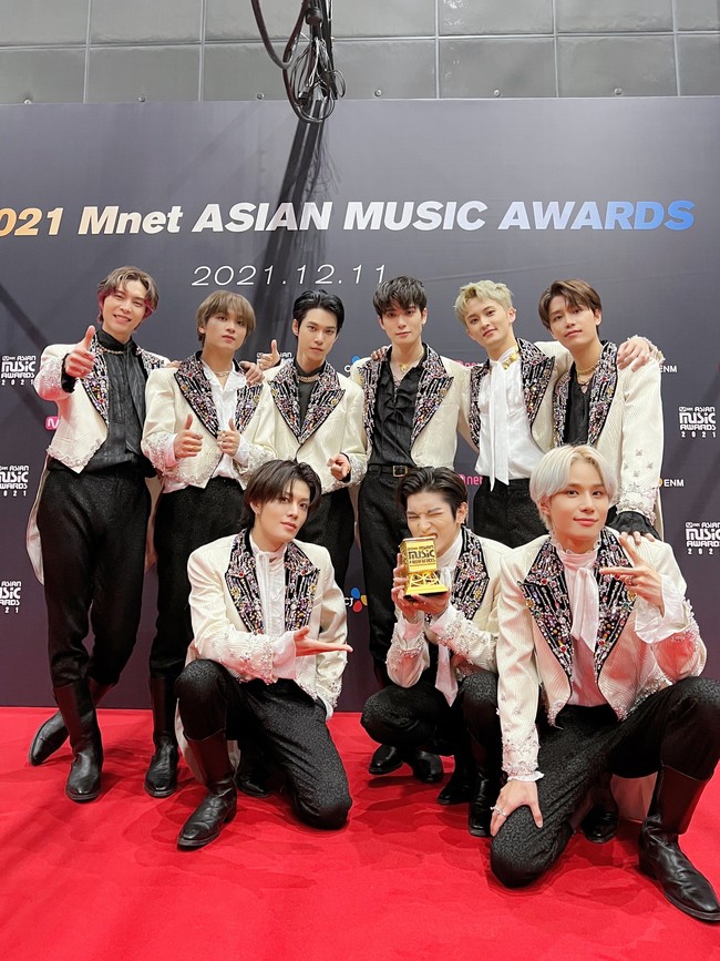 Inilah gaya personel NCT 127 yang membawa pulang piala penghargaan Worldwide Fans’ Choice Top 10. Para personel kompak memakai setelan putih berpayet lengkap dengan sepatu boots. Foto: dok Instagram NCTsmtown_127.jpeg