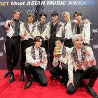 Inilah gaya personel NCT 127 yang membawa pulang piala penghargaan Worldwide Fans’ Choice Top 10. Para personel kompak memakai setelan putih berpayet lengkap dengan sepatu boots. Foto: dok Instagram NCTsmtown_127.jpeg