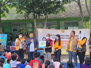 Ormas MKGR Beri Beasiswa Ribuan Pelajar Terdampak Erupsi Semeru