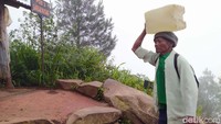 Mereka merupakan sepasang buruh angkut yang bertugas membawa barang belanjaan untuk dijual warung-warung di puncak Gunung Andong. Tak hanya itu, mereka juga mengangkut air bersih dalam jerikan.