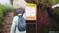 detikcom menemui pasutri yang merupakan warga Desa Girirejo, Kecamatan Ngablak, Kabupaten Magelang, Sabtu (11/12) sedang mengangkut jeriken berisi air bersih. Air bersih itu mereka dapatkan dari mata air yang berada di sebelum Pos 3 Watu Wayang.