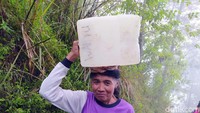 Ngabdu bahu membahu dengan sang istri. Ngabdu bertugas mengisi jeriken dan membawanya naik hingga ke satu titik tertentu. Lalu jeriken seberat sekitar17 kilogram itu selanjutnya akan dibawa oleh Sutiyah ke warung-warung yang berada kawasan puncak Gunung Andong.