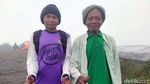 Pasutri Lansia Ini Jadi Buruh Angkut di Gunung Andong Magelang