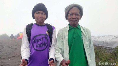 Pasutri Lansia Ini Jadi Buruh Angkut di Gunung Andong Magelang